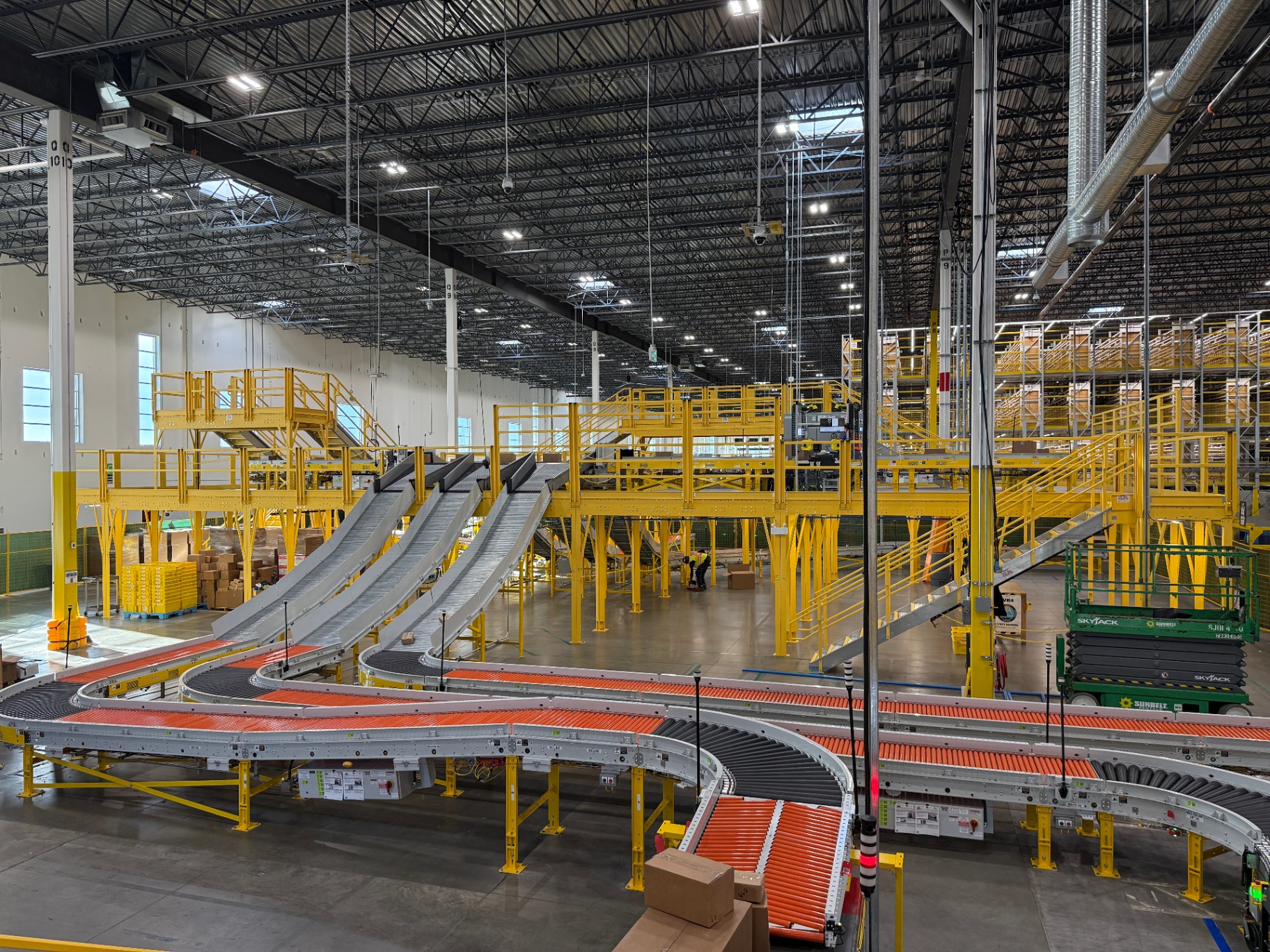 How to Reduce Warehouse Labor Costs Through Automation